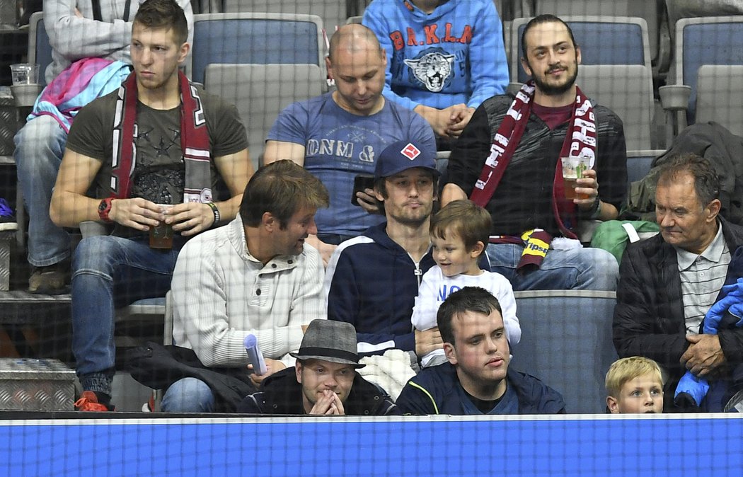 Na hokej se přišel podívat i Tomáš Rosický se synem