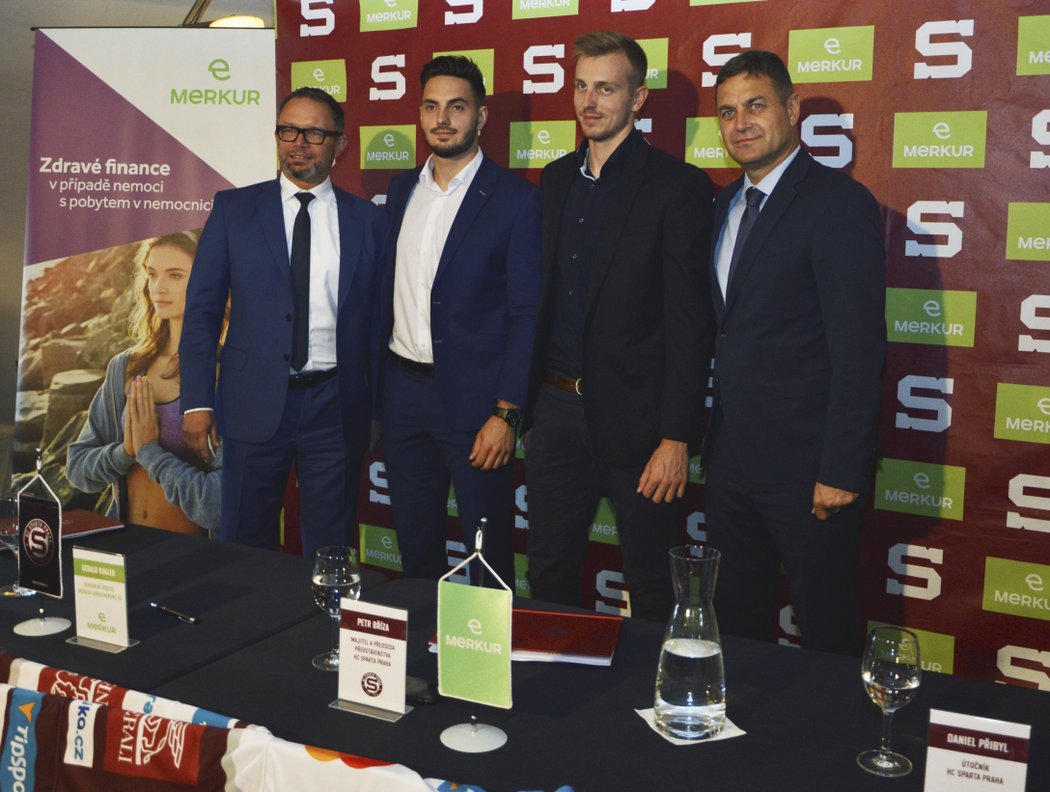 Nové posily hokejové Sparty Matěj Machovský a Daniel Přibyl (uprostřed) s Petrem Břízou a členem nového sponzora klubu společnosti Merkur