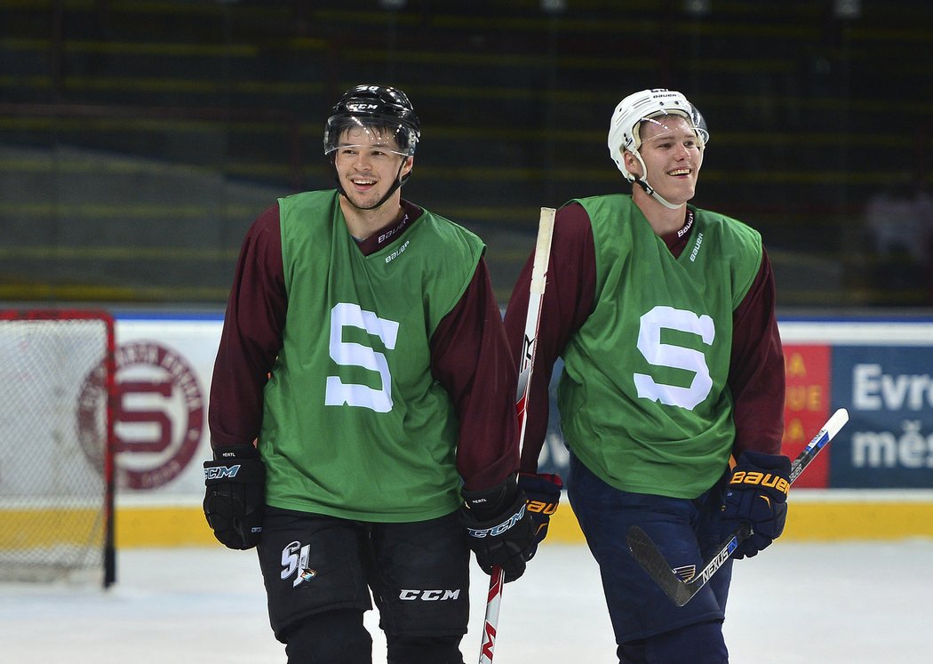 Kovaní slávisté Tomáš Hertl (vlevo) a Dmitrij Jaškin oblékají kvůli Světovému poháru tréninkový dres Sparty. Tomáš Hertl však o Světový pohár nakonec přijde