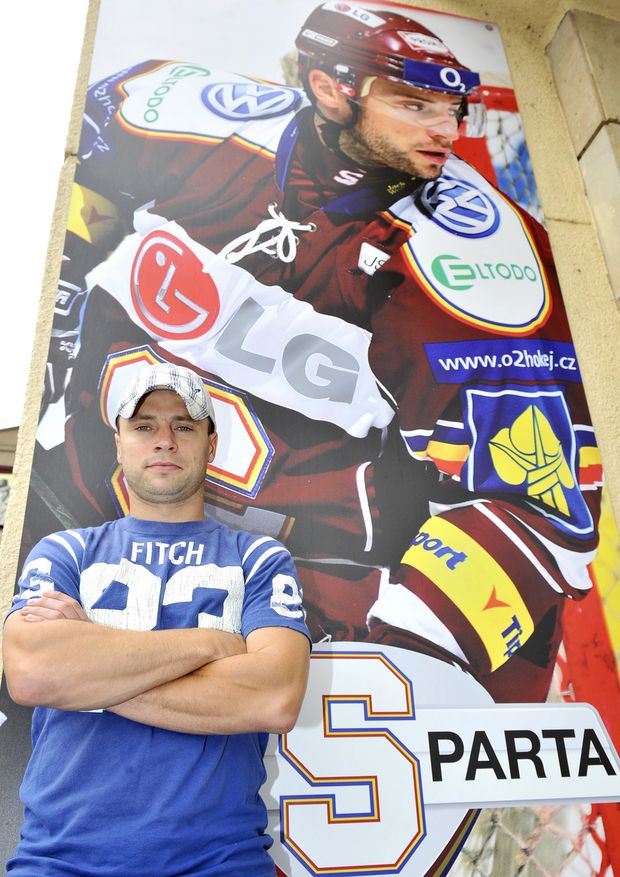 David Výborný pózuje před svým plakátem. David Výborný pózuje před svým plakátem.