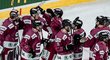 Hokejisté Sparty oslavují cenné vítězství nad Kanadou na úvod Spengler Cupu