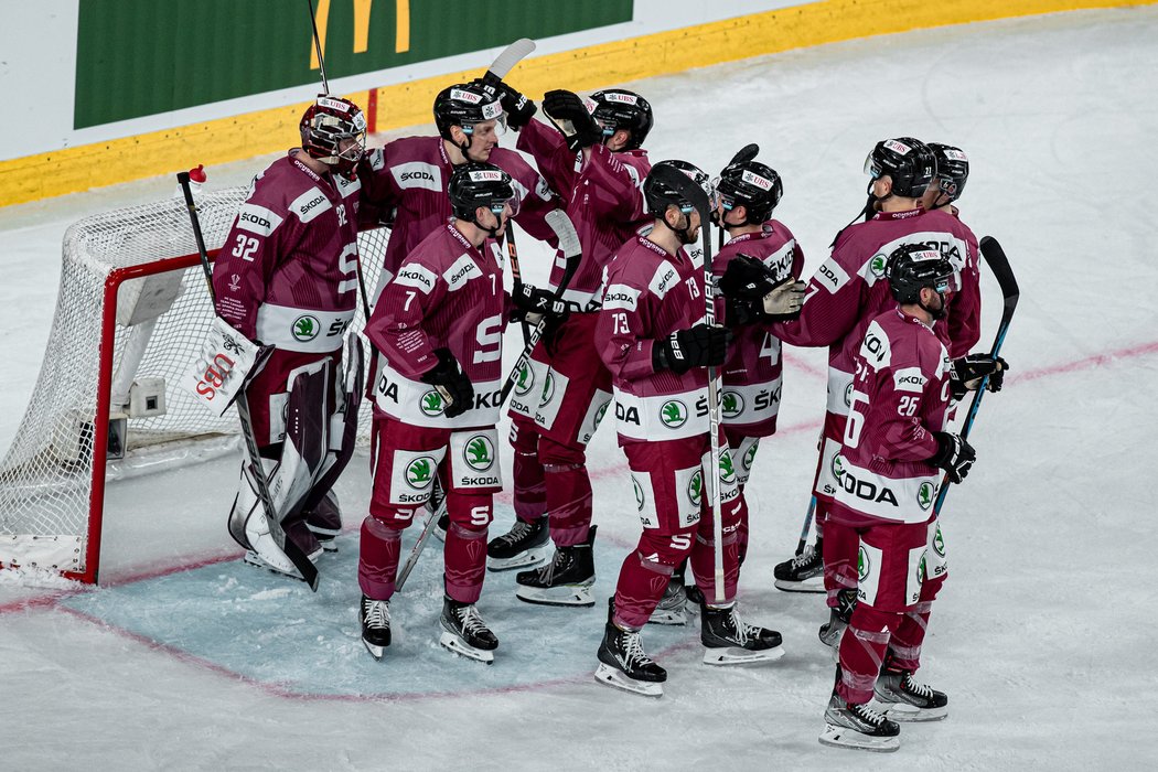 Hokejisté Sparty oslavují cenné vítězství nad Kanadou na úvod Spengler Cupu