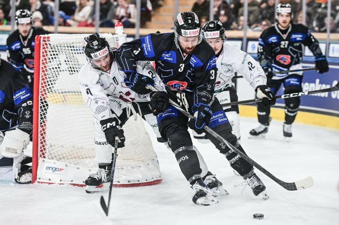 ONLINE: Fribourg - Sparta 2:0. Start Spengler Cupu, Biasca zvýšil v přesilové hře ONLINE: Fribourg - Sparta 2:0. Start Spengler Cupu, Biasca zvýšil v přesilové hře