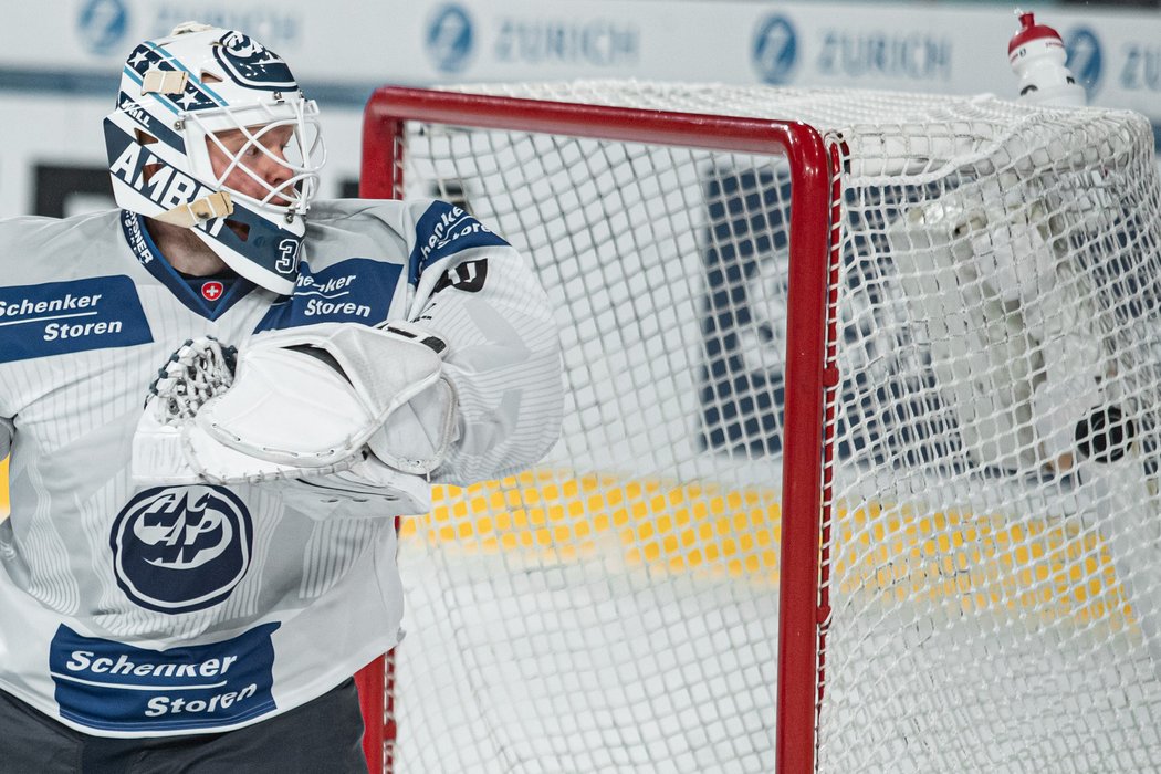 Janne Juvonen inkasuje gól ve finále Spengler Cupu se Spartou