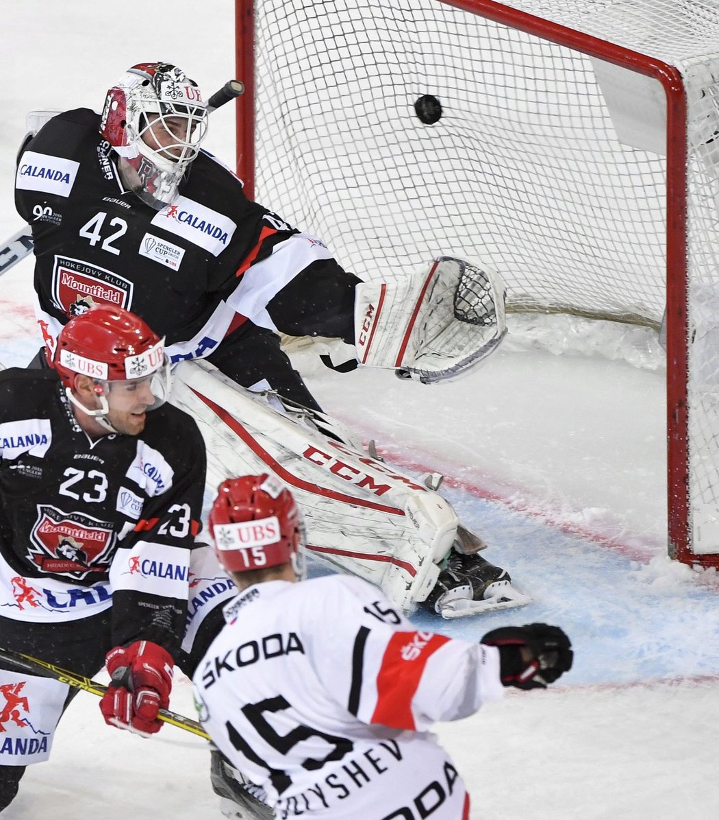 Brankář Mountfieldu Patrik Rybář inkasuje v zápase s Jekatěrinburgem gól na 2:2