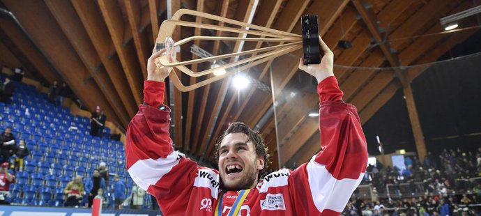 Marc-Antoine Pouliot z výběru Kanady se raduje z triumfu na Spenglerově poháru