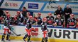 Hokejisté Mountfieldu HK se radují ze vstřeleného gólu proti Kanadě na Spengler Cupu