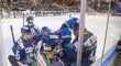 Hokejisté Davosu se radují z gólu proti Pardubicím ve finále Spengler Cupu