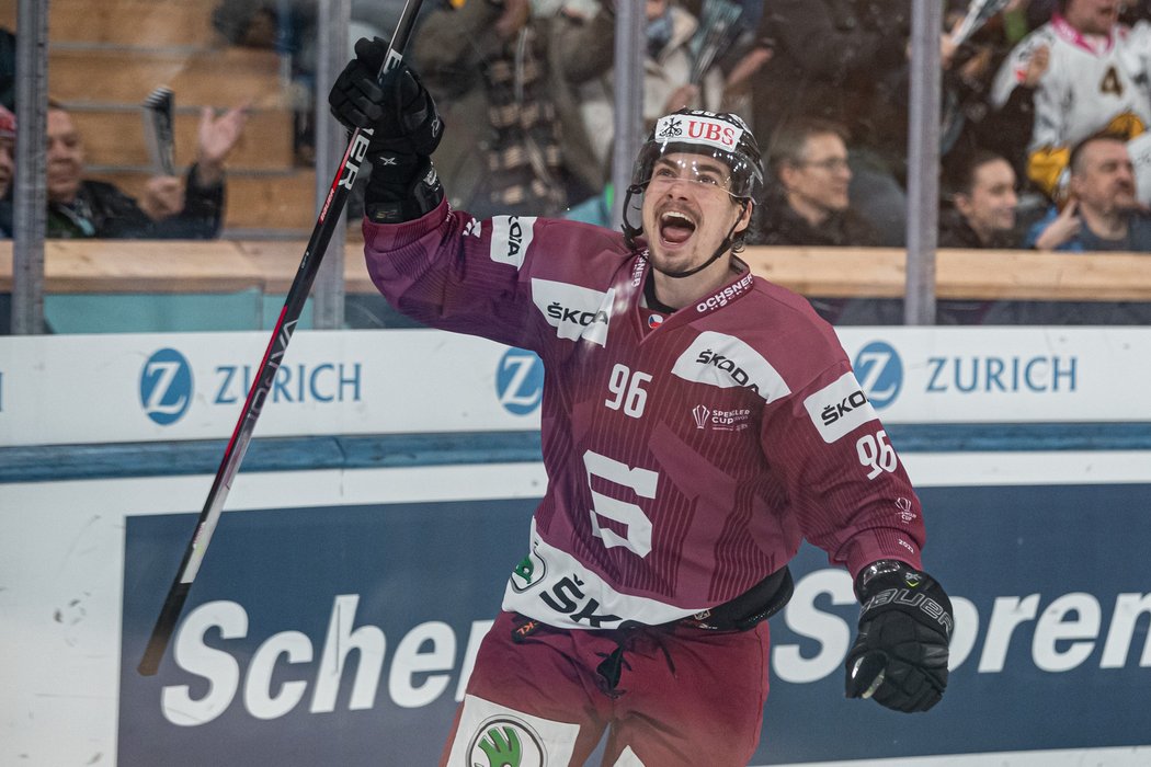 David Tomášek zařídil vítězný gól, který poslal Spartu do finále Spengler Cupu