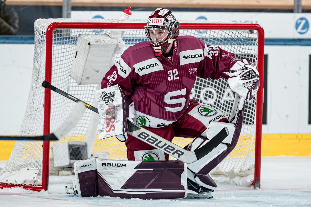 Josef Kořenář předvedl především v závěru semifinále Spengler Cup vynikající zákroky, kterými podržel Spartu