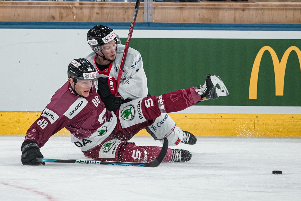 Miroslav Forman vleže bojuje o kotouč v semifinále Spengler Cupu