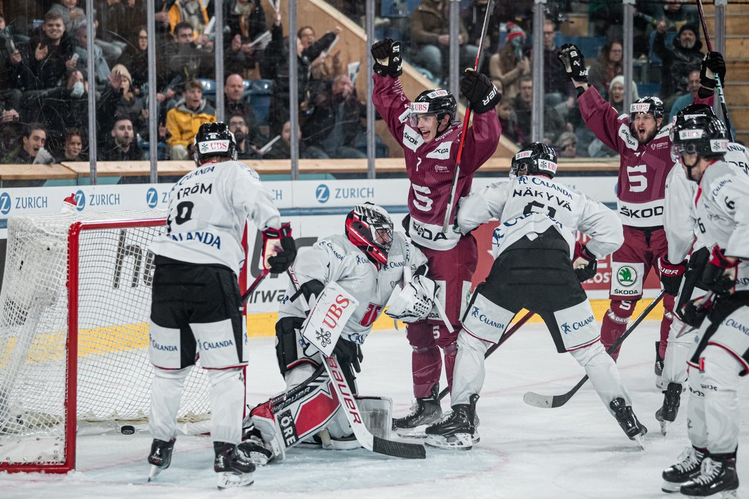 Sparťané se radují z gólu do sítě švédského Örebro v semifinále Spengler Cupu