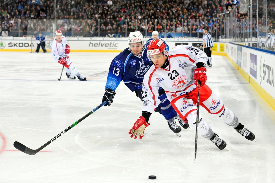 Třinecký útočník Jiří Polanský se v semifinále Spengler Cupu snaží uniknout Marco Muellerovi z Ambri-Piotta