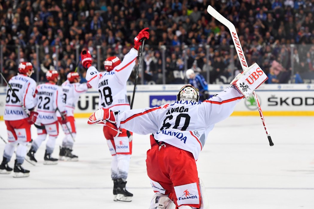 Třinečtí Oceláři v čele s brankářem Petrem Kváčou mohli slavit postup do finále Spengler Cupu