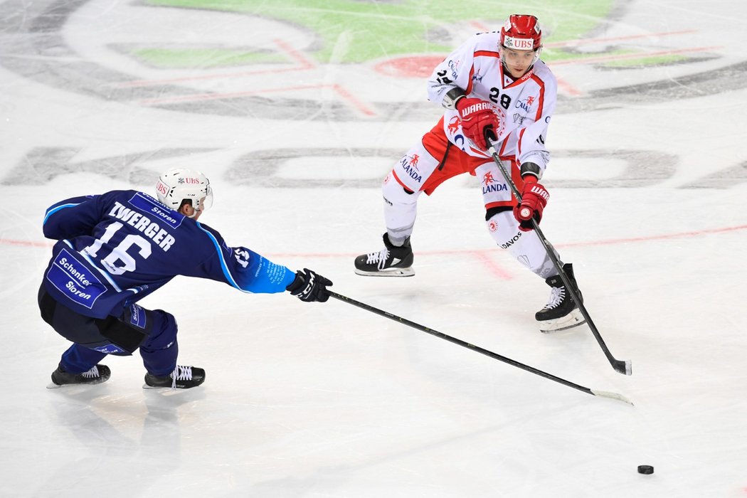 Třinecký obránce Martin Gernát se v semifinále Spengler Cupu přihrávkou snaží obehrát Dominika Zwergera z Ambri-Piotta