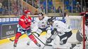 Kristian Vesalainen a Mark Pysyk ze Sparty v utkání Spengler Cupu proti Helsinkám