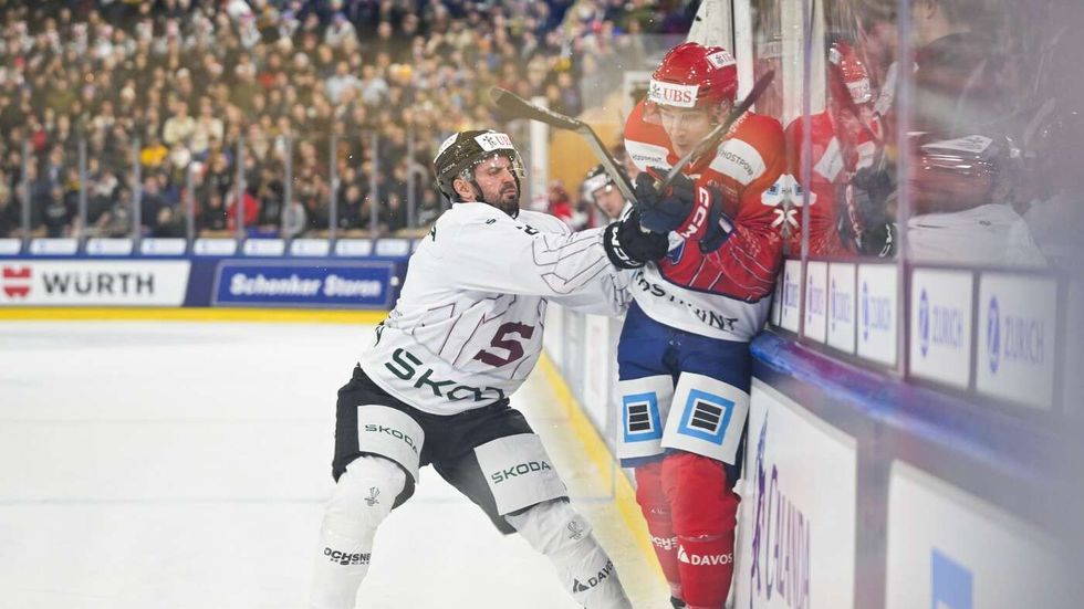 Michal Řepík ze Sparty v utkání Spengler Cup proti Helsinkám