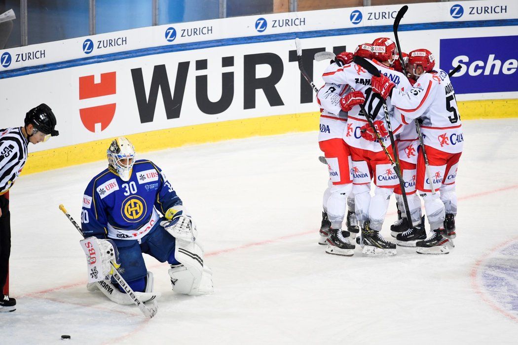 Oceláři oslavují vstřelenou branku do sítě Davosu