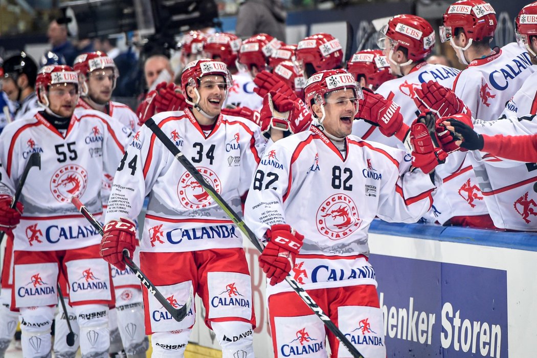 Třinec se v čele s Rostislavem Martynkem raduje ze vstřelené branky do sítě Davosu