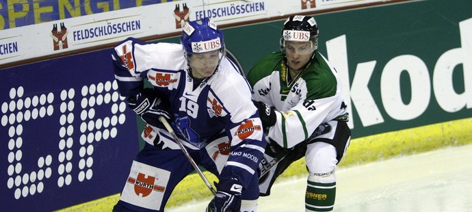 Alexandr Gorošanskij (Dynamo Moskva, vlevo) a Kamil Černý (Karlovy Vary) v utkání Spenglerova poháru.