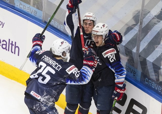 Američané se radují ze vstřeleného gólu v zápase s Českem