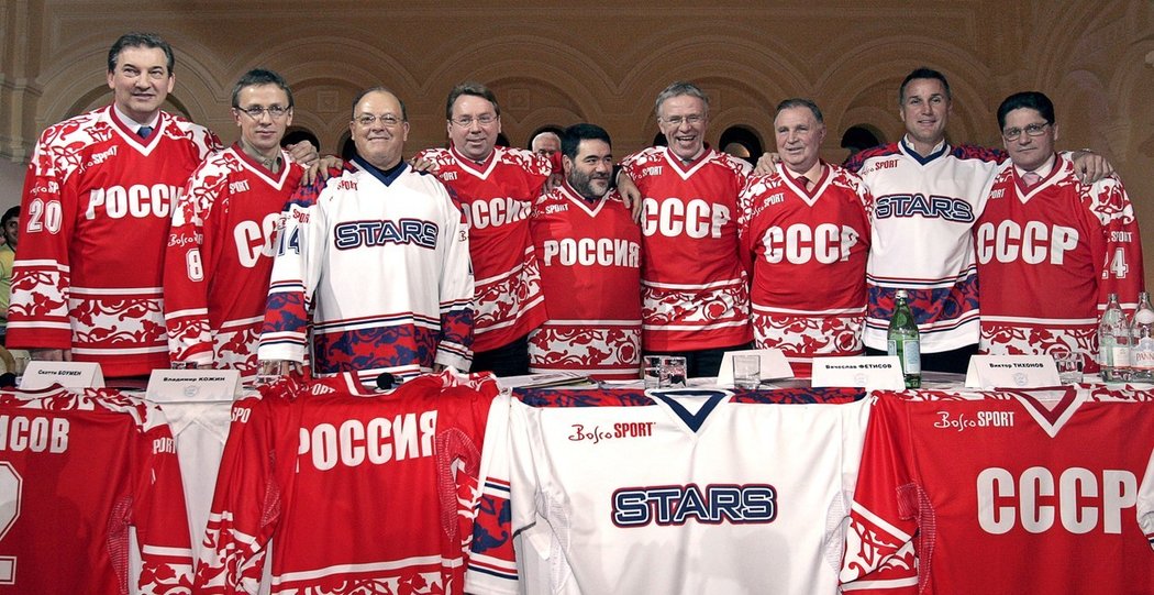 Legendy sovětského hokeje se v rámci exhibičního utkání střetly s bývalými hvězdami z NHL na Rudém náměstí. Sbornou opět vedl Viktor Tichonov (třetí zprava)