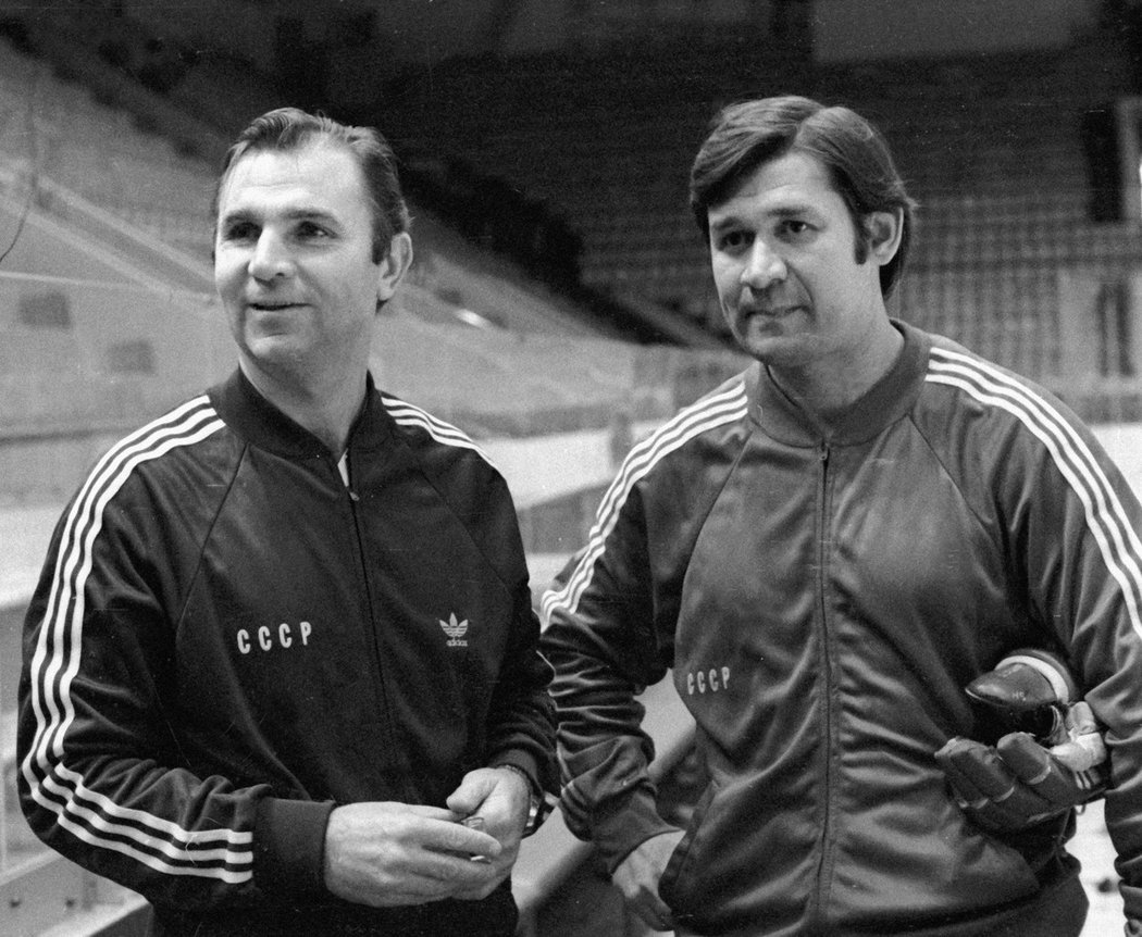 Smějící se trenér sborné Viktor Tichonov (vlevo) s asistentem Vladimirem Jurzinovem