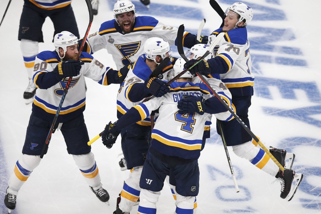 Hokejisté St. Louis zdolali ve druhém finále Stanley Cupu Boston 3:2 v prodl. a srovnali stav série na 1:1. Za poražené Bruins asistoval Pastrňák.