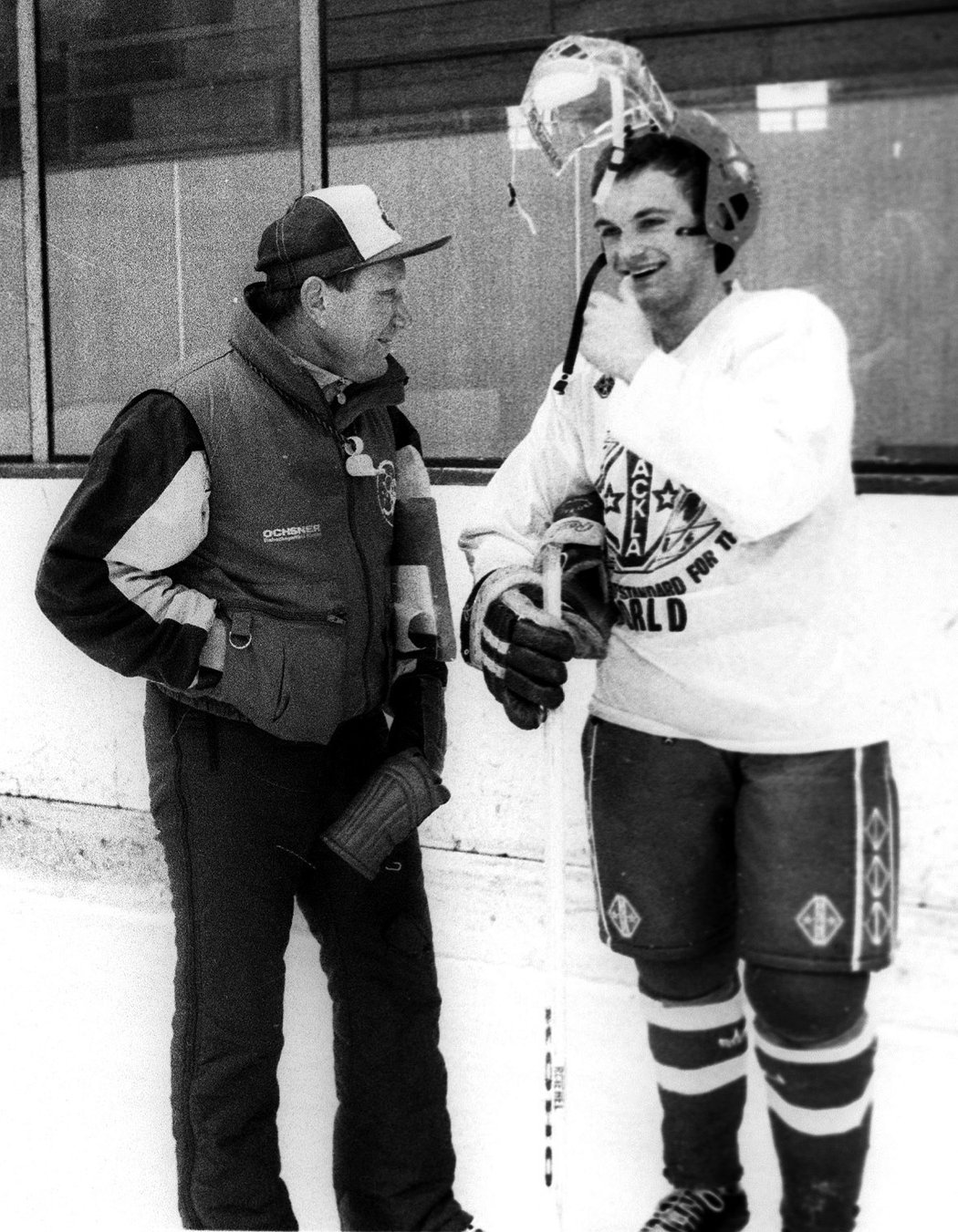Stanislav Neveselý s mladým Robertem Reichelem, dvě hokejové ikony na společné fotografii