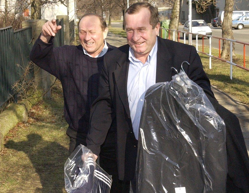 Stanislav Neveselý (vlevo) při odletu na olympijské hry v roce 2002