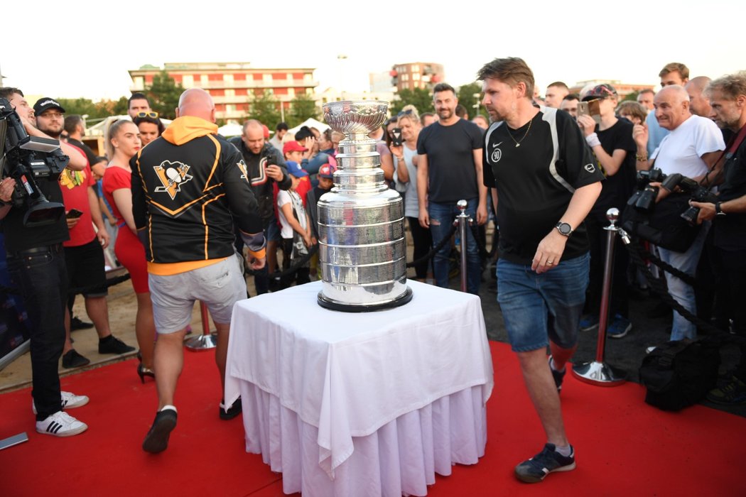 Stanley Cup mezi fanoušky v Praze
