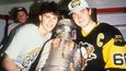 Jaromír Jágr a Mario Lemieux oslavují Stanley Cup