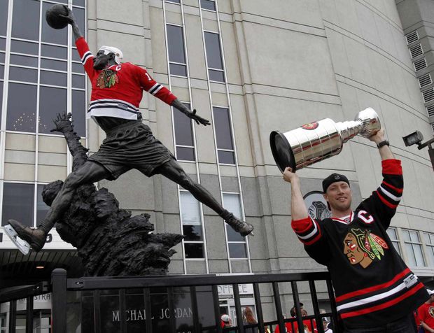 Socha Michaela Jordana před chicagskou halou. Socha Michaela Jordana před chicagskou halou.