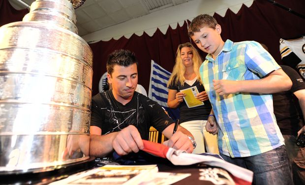 Obránce rozdal fanouškům stovky podpisů Obránce rozdal fanouškům stovky podpisů