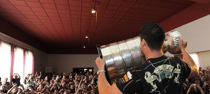 Kaberle ukazuje fanouškům Stanley Cup