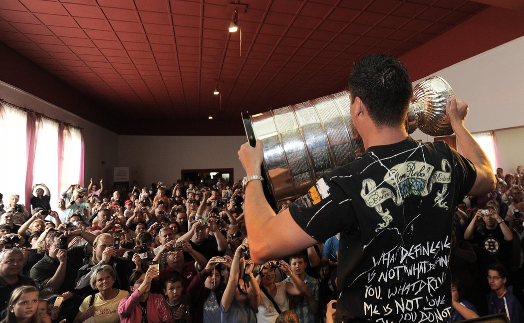 Kaberle ukazuje fanouškům Stanley Cup