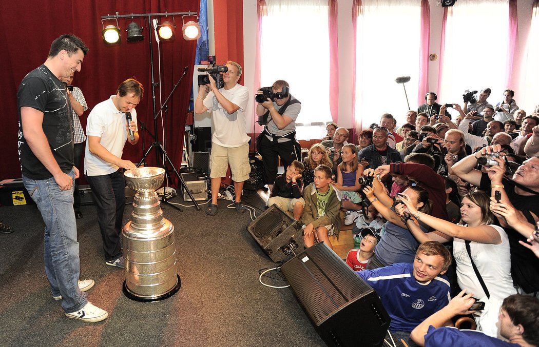 Kaberle ukazuje fanouškům Stanley Cup