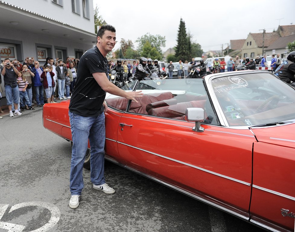 Tomáš Kaberle zdraví fanoušky při oslavách s pohárem pro vítěze Stanley Cupu