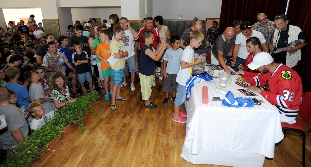 Michael Frolík byl na roztrhání, o autogramy vítěze Stanley Cupu byl veliký zájem