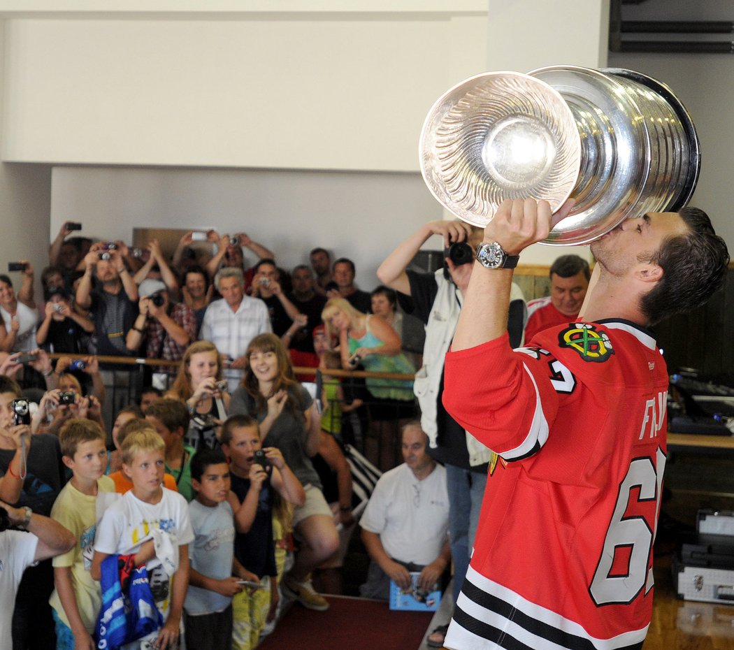 Michael Frolík přivezl ukázat Stanley Cup domů do Kamenných Žehrovic