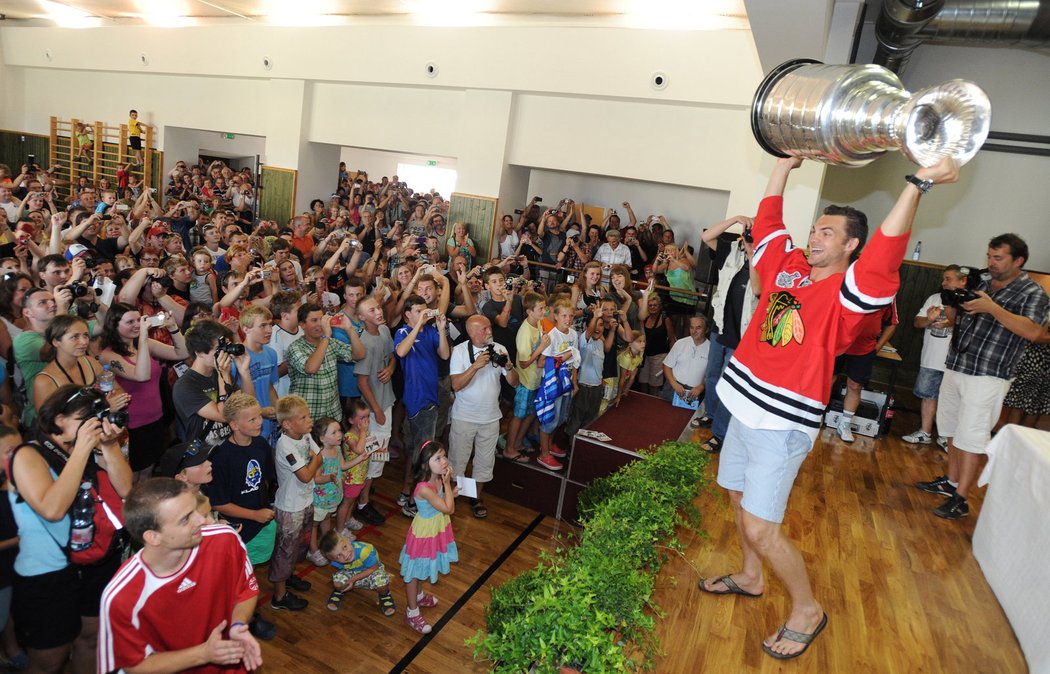 Michael Frolík a Michal Rozsíval přijeli ukázat Stanley Cup do Kamenných Žehrovic