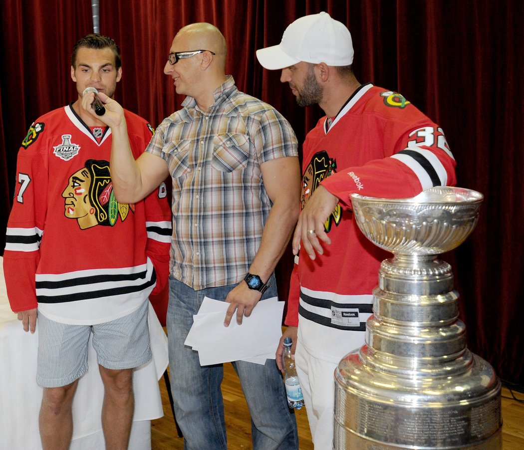 Michael Frolík a Michal Rozsíval přijeli ukázat Stanley Cup do Kamenných Žehrovic