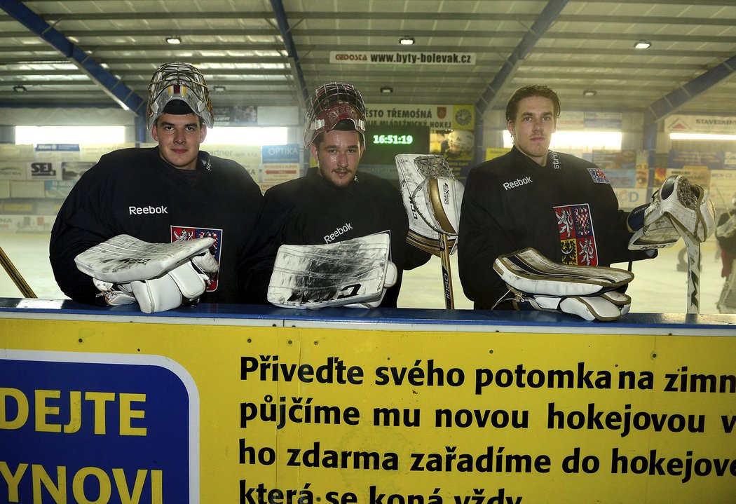 Adam Brízgala (uprostřed) má za sebou sezonu v USHL, draftován letos nebyl