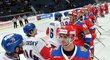Čeští hokejisté se zdraví s ruskými soupeři po zápase na Švédských hrách, který národní tým prohrál 1:3