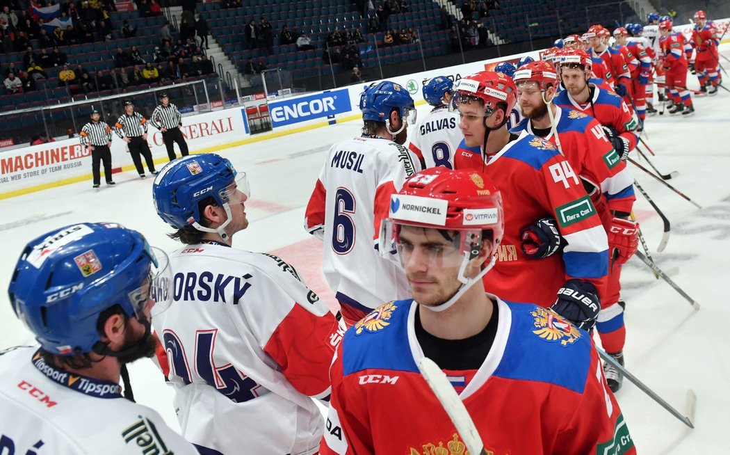 Čeští hokejisté se zdraví s ruskými soupeři po zápase na Švédských hrách, který národní tým prohrál 1:3