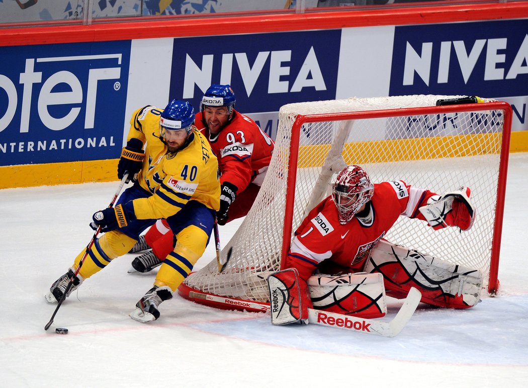 Zetterberg se snaží probít před Kováře