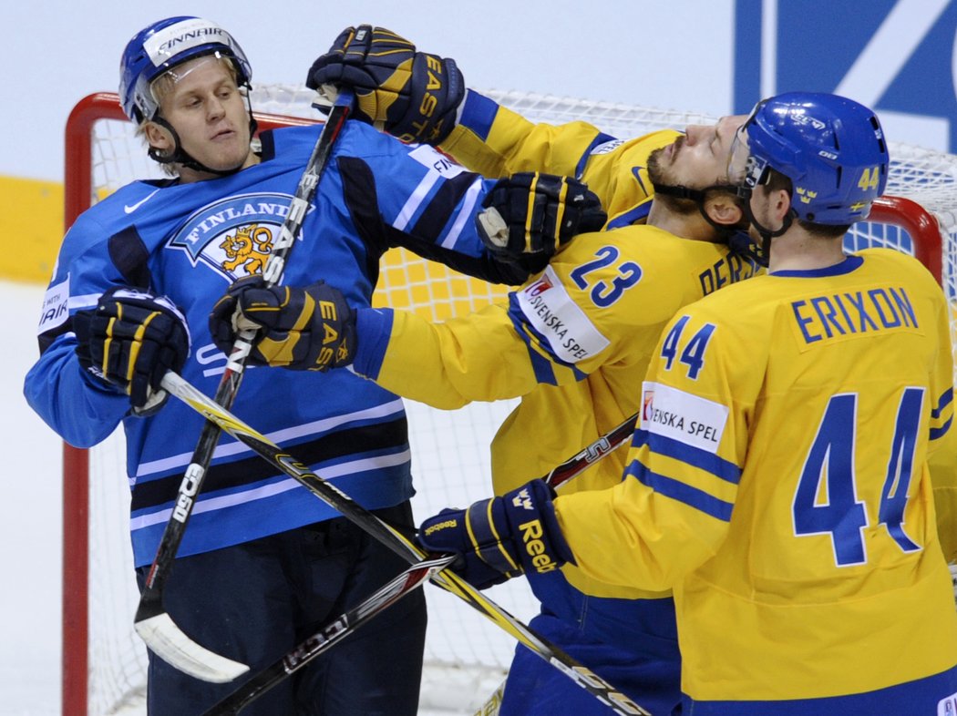 Výměna názorů v podání Janiho Lajunena (FIN), Niklase Perssona (SWE) a Tima Erixona (SWE).