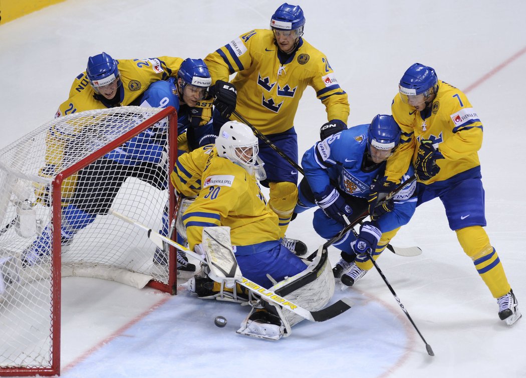 Finové byli ve finále důrazní. Tady se i v přesile Švédů dostali k zakončení.