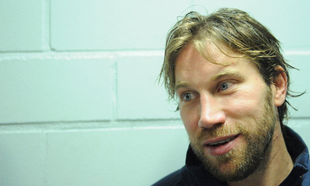 Peter Forsberg během rohovoru. Peter Forsberg během rohovoru.