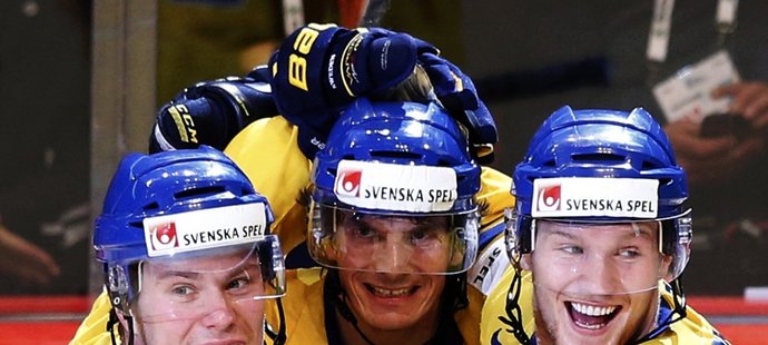Švédský obránce Erik Gustafsson slaví se spoluhráči jednu z branek do sítě Švýcarska ve finále MS